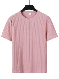 Detailansicht des rosa Herren-Kurzarm-Sport-T-Shirts mit einzigartiger Zopfstrickstruktur