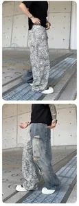 Lockere Jeans mit Leoparden-Patchwork und Distressed-Rissen im Straight-Leg-Schnitt.