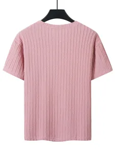 Detaillierte Rückansicht eines lässigen rosa Kurzarm-T-Shirts mit Zopfmuster für Herren