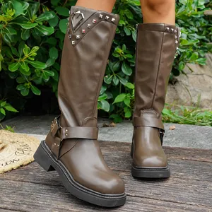 Nahaufnahme brauner halbhoher Ritterstiefel mit Nieten und Schnallen im Freien