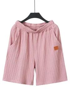 Detaillierte Textur der rosa Herren-Strickshorts mit Gummibund und Seitentaschen