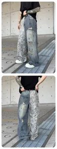 Detail von lockeren, geraden Jeans mit Leoparden-Patchwork und Used-Look mit Rissen.