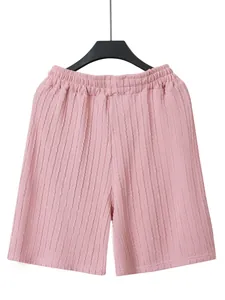 Detaillierte Nahaufnahme der rosa Zopfmuster-Struktur dieser lässigen Herrenshorts