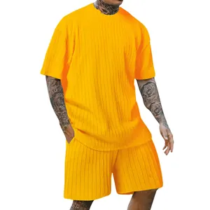 Lebhaftes orangefarbenes Herren-Set mit vertikaler Rippenstruktur für sommerliche Freizeit.