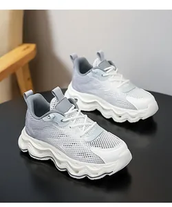 Vue détaillée de baskets en mesh respirant gris et blanc pour enfants au design tendance
