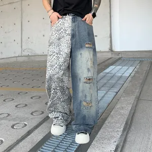 Lockere Jeans mit geradem Bein, Leopardenmuster-Patchwork und Distressed-Ripped-Denim-Details.