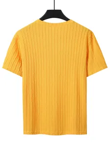 Rückansicht eines gelben Herren-Strick-T-Shirts mit Zopfmuster zur Texturdarstellung