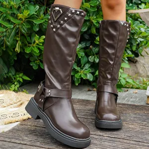 Detailansicht braune Vintage Damen Ritterstiefel mit herzförmigem Metallschmuck