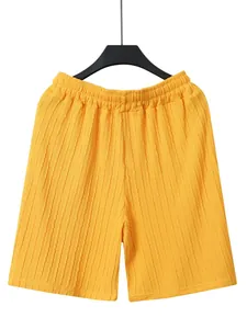Detailansicht der gelben Herren-Freizeitshorts mit einer vertikalen Strickstruktur.