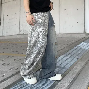Streetwear Locker geschnittene Jeans mit Leoparden-Patchwork und Distressed-Denim.