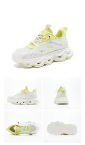 Vues détaillées sous plusieurs angles de baskets en mesh pour enfants blanc et jaune.
