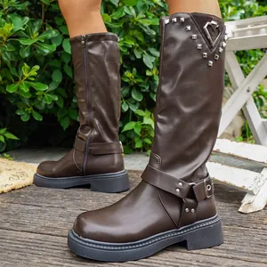 Stylische braune Vintage-Cowboystiefel mit Herznieten und schickem Schnallendetail