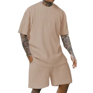 Nahaufnahme eines beigen, gerippten Herren-Sommersets aus Kurzarm-T-Shirt und Shorts.