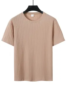 Detaillierte Nahaufnahme eines khakifarbenen Herren-T-Shirts mit vertikaler Strickstruktur