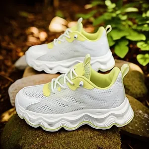 Baskets en maille respirante pour enfants en blanc et vert citron pour le sport