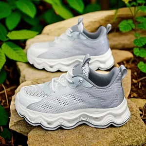 Baskets chunky en maille respirante pour enfants avec semelles épaisses à vagues.