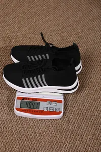 Μαύρα πλεκτά sneakers με πλατφόρμα που ζυγίζουν 404,1 g σε ζυγαριά