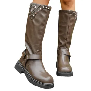 Vintage braune halbhohe Cowboy-Stiefel mit Herznieten und dicker schwarzer Plateausohle.