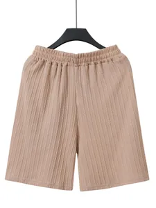 Detailansicht der beigen Herren Sportshorts mit elastischem Bund und Zopfstrickstruktur.