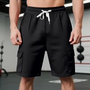 Detail der schwarzen Herren-Cargoshorts mit Kordelzug und funktionellen Seitentaschen