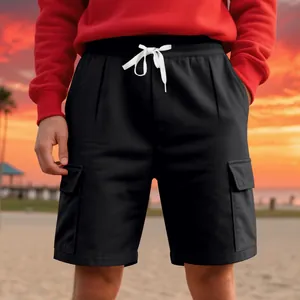 Nahaufnahme einer schwarzen Cargo-Shorts mit Seitentaschen und Kordelzug im Bund
