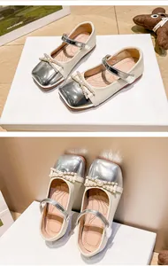 Elegantes merceditas beige para niña con punta plateada y detalle de lazo de perlas.