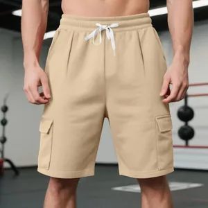 Vorderansicht der khakifarbenen Cargo-Shorts für Herren mit Seitentaschen und Kordelzug