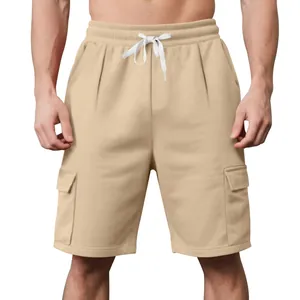 Detail der beigefarbenen Herren-Cargo-Shorts mit Kordelzug und Seitentaschen