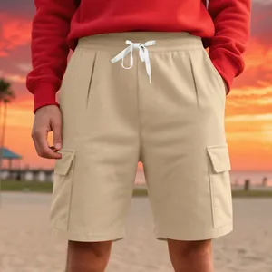 Detailansicht der Herren Khaki Cargo-Shorts mit praktischen Seitentaschen und Kordelzug
