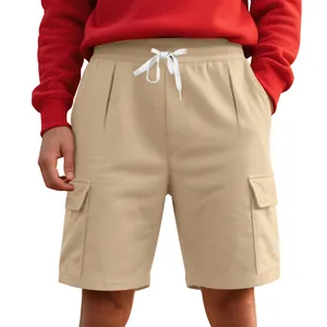Detailansicht von Khaki-Cargo-Shorts für Herren mit Kordelzug und Seitentaschen.