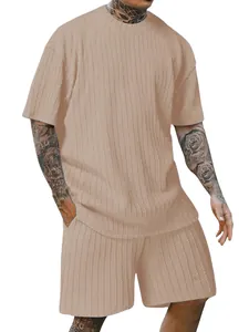 Modisches Herren Sommer Sportset bestehend aus beige geripptem T-Shirt und Shorts