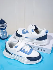 Moderne blau-weiße Kindersportschuhe aus atmungsaktivem Leder mit Klettverschluss