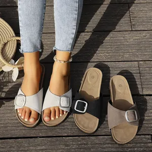 Sandales à boucle confortables style Birkenstock en blanc, noir et taupe sur terrasse