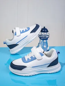 Modische blau-weiße Sneaker für Kinder mit Klettverschluss und atmungsaktivem Design.