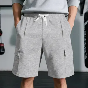 Detailansicht der grauen Cargo-Sportshorts für Herren mit praktischen Taschen.
