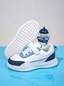 Detailansicht der atmungsaktiven Kinderschuhe mit rutschfester Sohle und Klettverschluss.