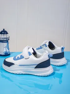 Stilvolle Kindersneaker in Weiß und Blau mit Klettverschluss für Jungen und Mädchen