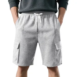 Detailansicht grauer Cargo-Sweatshorts für Herren mit Kordelzug und praktischen Pattentaschen