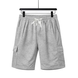 Detailansicht grauer Cargo-Shorts mit Kordelzug und Seitentaschen.