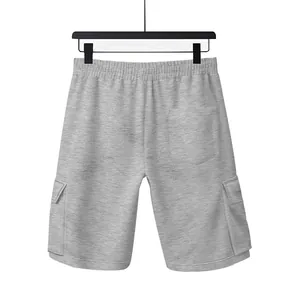 Detailansicht der grauen Herren-Cargo-Shorts mit elastischem Bund und Taschen