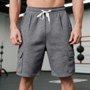 Detailansicht der grauen Herren-Cargo-Sportshorts mit weißem Kordelzug und Taschen