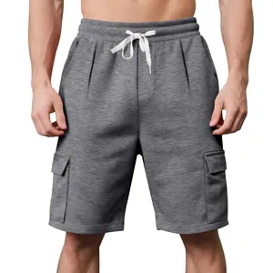 Nahaufnahme der grauen Herren-Cargo-Sweatshorts mit Taschen und weißem Kordelzug