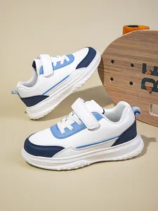 Detailansicht der atmungsaktiven Kinder-Sportschuhe mit Klettverschluss und Blau.