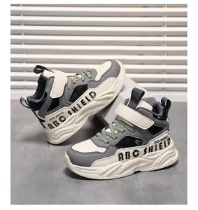 Λεπτομερής πλάγια όψη αναπνεύσιμων sneakers με πλέγμα για παιδιά σε γκρι και λευκό