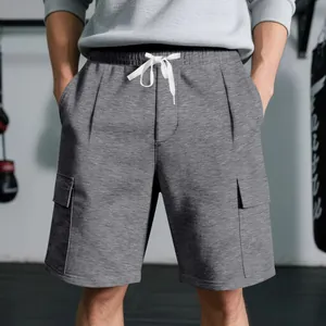 Detaillierte Vorderansicht der atmungsaktiven grauen Cargo-Shorts für Herren mit Kordelzug