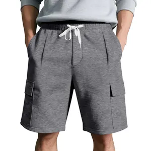 Detailansicht grauer Cargo-Shorts mit Seitentaschen und Kordelzug am Bund