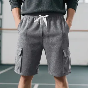 Detailansicht der grauen Cargo-Sweatshorts mit praktischen Seitentaschen und Kordelzug