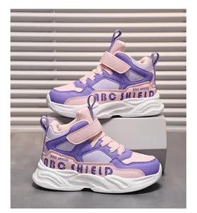 Λεπτομερής προβολή παιδικών μωβ και ροζ sneakers με κομψό κλείσιμο velcro strap