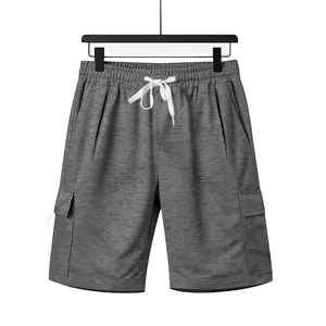 Detailansicht der grauen Herren-Cargo-Shorts mit Seitentaschen und weißem Kordelzug.