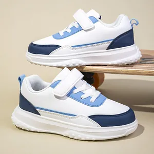 Scarpe sportive traspiranti bianche e blu per bambini per attività all'aperto